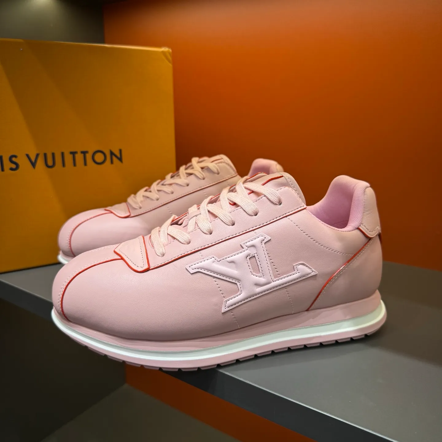 P540 Size 38-45 LV 🫏The colorful interpretation of BUTTERSOFT sneakers combines sheepskin, The colorful interpretation of LV BUTTERSOFT sneakers combines sheepskin and calfskin, bringing a super soft feel. Designed by Pharrell Williams, this '60s-inspired shoe features a padded upper that's been crafted by Louis Vuitton craftsmen to further enhance the comfort of the leather. In addition to the LV initials, it features multiple signatures, including natural leather trim and an embossed pattern of Pharrell Williams and lobster on the side, referencing the Fall/Winter 2025 men’s show. A must-have artifact for fashionistas✅